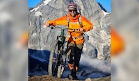 Muere influencer y ciclista extremo tras caer al vacío desde una montaña en Italia
