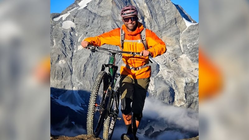 Muere influencer y ciclista extremo tras caer al vacío desde una montaña en Italia