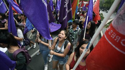 Mujeres recorrieron Av. Reforma en la CDMX la tarde de este miércoles