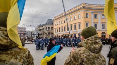 Soldados y policías en Odessa, una de las ciudades que sería objetivo de las tropas rusas.