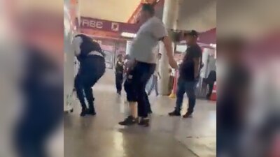 Aproximadamente 10 personas agredieron física y verbalmente a los policías