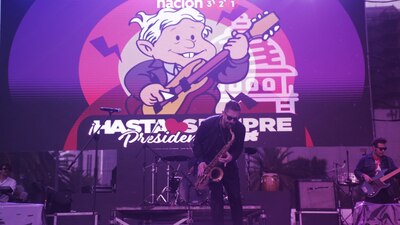 Para despedir a AMLO, acudieron bandas, artistas, luchadores y cientos de 'amlovers'