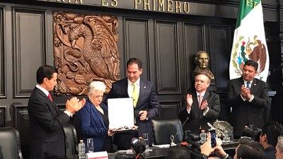 La madre de Gonzalo Rivas fue la encargada de recibir la Medalla Belisario Domínguez