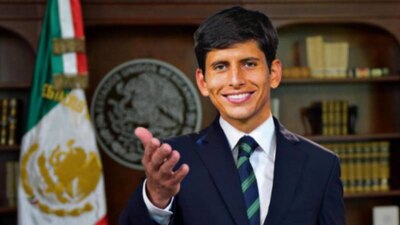 Presumió que habla 3 idiomas y cuenta con dos carreras universitarias