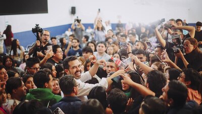 El candidato visitó la Universidad Enrique Díaz de León