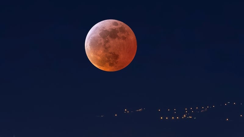 Luna de Sangre: ¿A qué hora y dónde se podrá observar el eclipse lunar parcial?