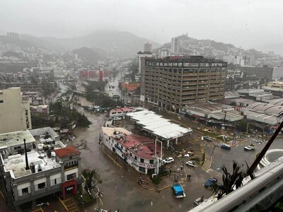 Se aprecian plazas, hoteles, edificios destruidos tras paso del huracán 'Otis'.