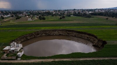 La extracción intensiva de agua por muchos años es una de las causas del socavón en Puebla