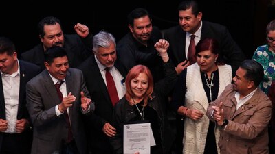 La activista tomó protesta como titular de la CNDH entre jaloneos