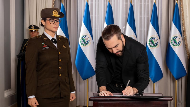 No más ‘amigue’ o ‘compañere’; Nayib Bukele prohíbe el lenguaje inclusivo en El Salvador