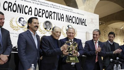 Nacho Trelles durante la entrega de su reconocimiento “Glorias de la Crónica Deportiva”