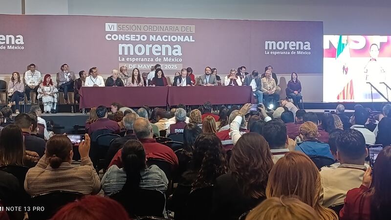 Familiares de AMLO y líderes morenistas llegan al Consejo Nacional de Morena