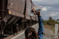 Gobernadora de Veracruz ofrece el pago de fianzas a migrantes detenidos en redadas de EU