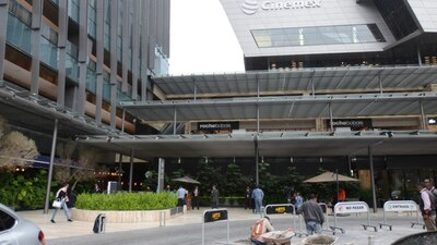 La entrada principal del centro comercial Plaza Artz Pedregal