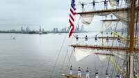 VIDEO: Velero Cuauhtémoc de la Semar sufre daños tras impactar con Puente de Brooklyn; hay 22 heridos