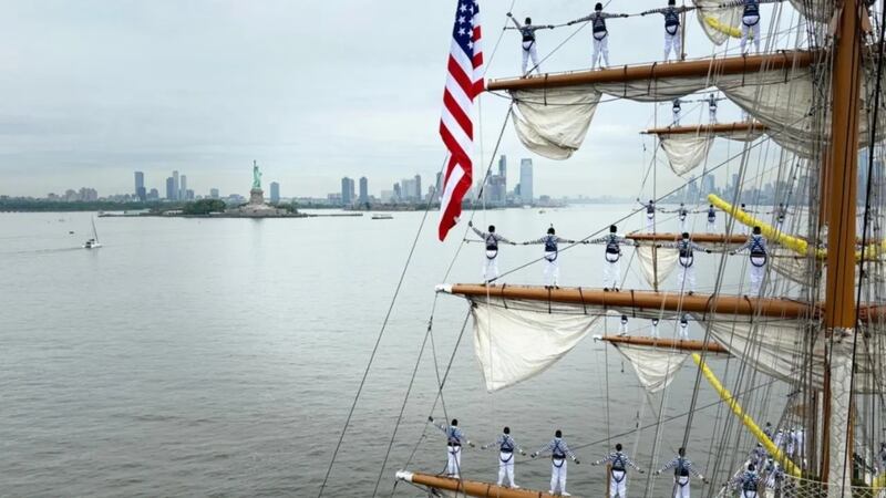 VIDEO: Velero Cuauhtémoc de la Semar sufre daños tras impactar con Puente de Brooklyn; hay 22 heridos