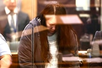 Mujer que asesinó a sus 2 hijos escondió los cuerpos en maletas durante 3 años