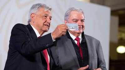 AMLO fue el primer ciudadano en comprar un "cachito" para la rifa del avión presidencial