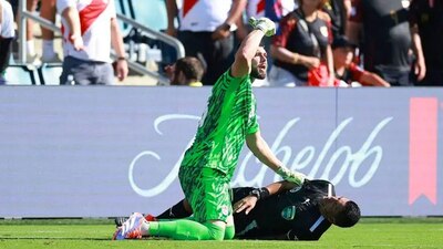 El árbitro había estado bajo los rayos del sol durante los primeros 90 minutos del juego
