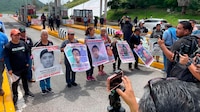 Protestan padres de los 43 y normalistas de Ayotzinapa en la Autopista del Sol
