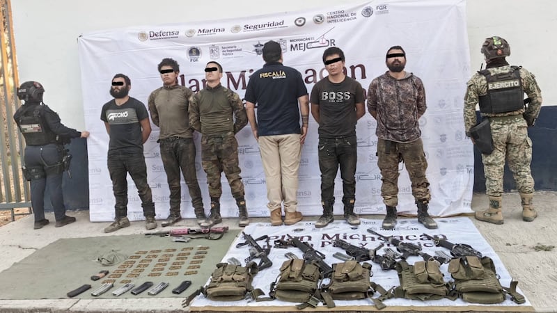 Detienen a 9 hombres armados en zona aguacatera de Michoacán