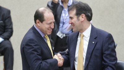 Marco Antonio Baños y Lorenzo Córdova en sesión del INE