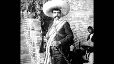 Emiliano Zapata en una de sus fotografías más conocidas, con su indumentaria revolucionaria