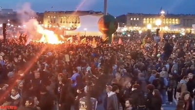Miles de personas se congregaron en la Plaza de la Concordia