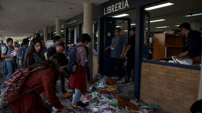 Luego de los destrozos en la librería, estudiantes ayudaron a regresar los libros