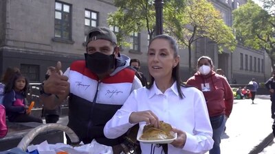 La jefa de Gobierno causó polémica por comer tacos de canasta en la calle