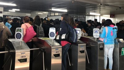 Los usuarios denunciaron que las filas llegan hasta la entrada de las estaciones del Metro