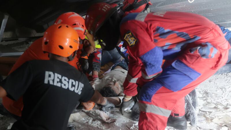 Rescate a contrarreloj tras derrumbe de escuela en Indonesia: buscan a 38 atrapados