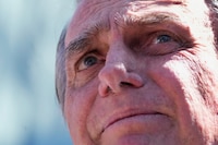 Bolsonaro sale del hospital tras intervención por doble hernia; sigue preso