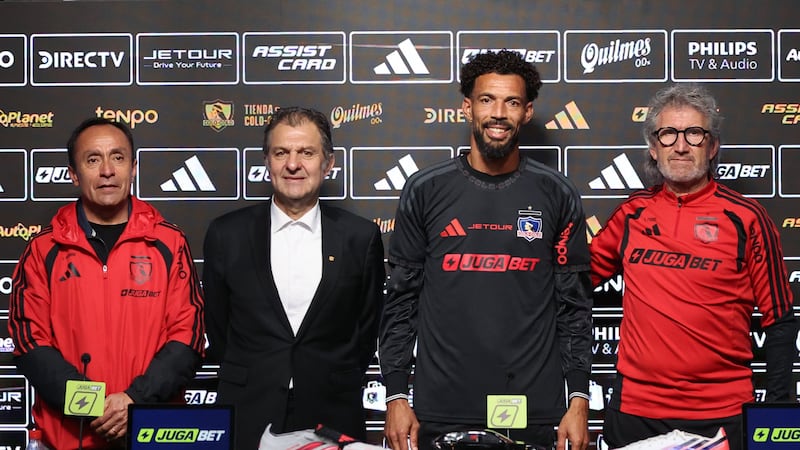 “Siempre me dije que era jugador de equipo grande”: Vozinha, en su presentación en Colo Colo