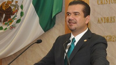 Intento aclarar la situación diciendo que la gente había borrado con Photoshop los escudos.