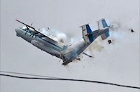 VIDEO: Captan el momento en que un avión se parte a la mitad en pleno vuelo