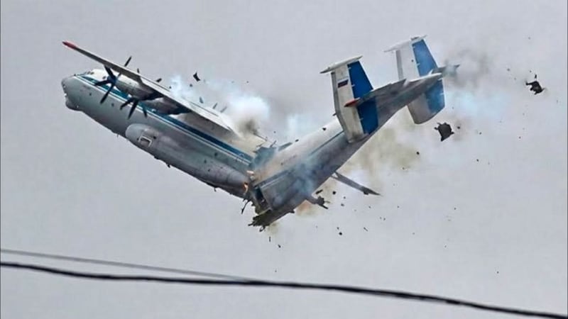 VIDEO: Captan el momento en que un avión se parte a la mitad en pleno vuelo
