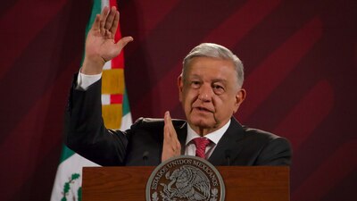 AMLO ironizó sobre los contenidos "comunistas" de lis libros