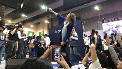 El evento tuvo 'selfies', mariachi y confeti