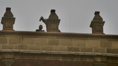 Jesús Ramírez Cuevas dijo que los hombres usaban un inhibidor de drones para evitar vuelos sobre Palacio Nacional.