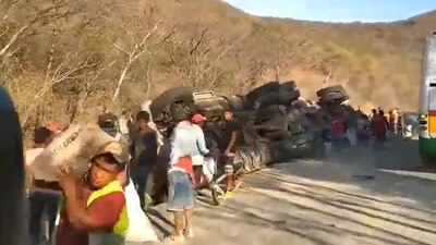 Pobladores aprovecharon la volcadura de un camión para llevarse cemento