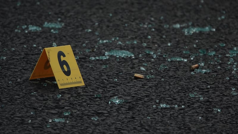 Sicarios persiguen a hombre y lo ejecutan en escuela de Guanajuato