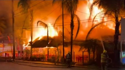 En videos difundidos en redes sociales por clientes, se les ve salir a toda prisa  del negocio