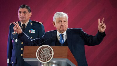 Andrés Manuel López Obrador y el general Luis Cresencio Sandoval González