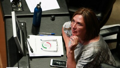 La panista fue captada pasando una lista con nombres con doble sentido