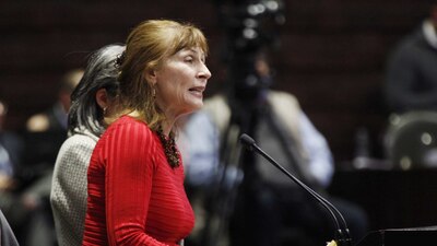 La legisladora respalda una propuesta para eliminar comisiones excesivas de los bancos