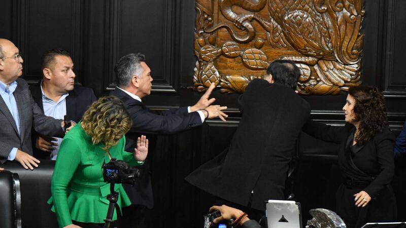 “Un madrazo en seco directo al hocico”: Circula corrido del pleito entre ‘Alito’ y Noroña