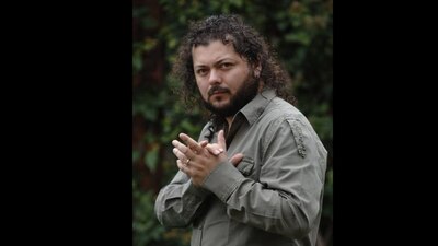 Acepta en el audio que buscar una relación con menores es un delito