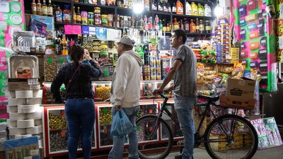 Los refrescos envasados subieron 1.40%, y el jitomate, 3.86%  en diciembre