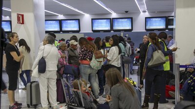 Autoridades recomiendan llegar con tres horas de anticipación